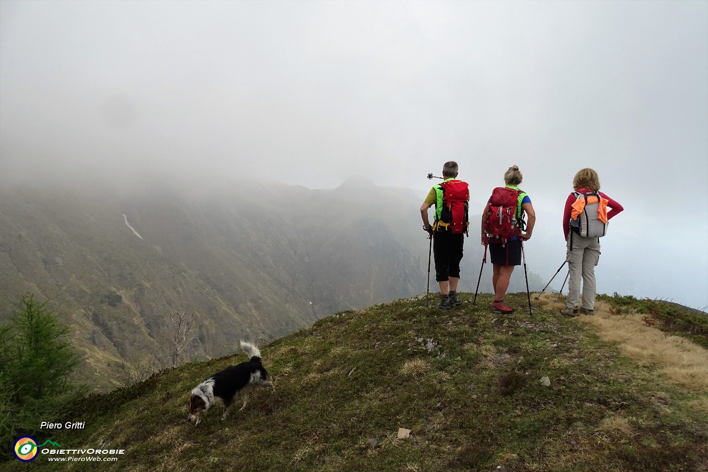 17 Vista dal Collino verso il Mincucco nella nebbia.JPG